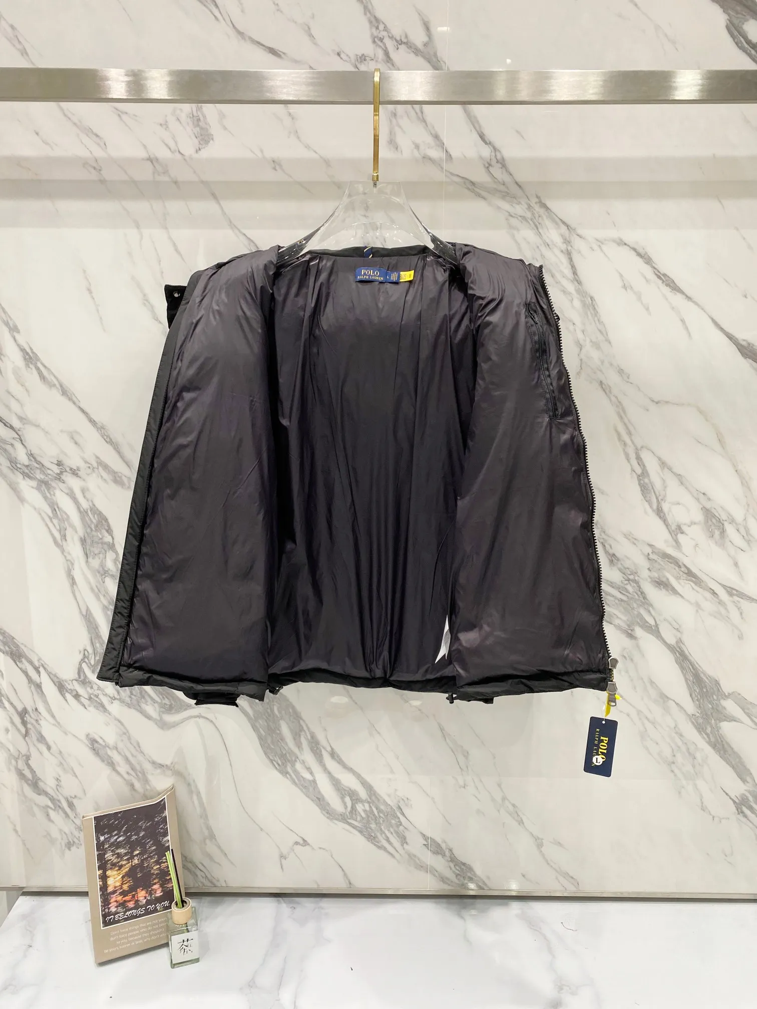 P700 Ralph Lauren/Ralph Lauren classic style winter new bright leather black down jacket jacket with removable hood extra thick plus velvet down jacket windproof and waterproof couple model [top version sold with anti-counterfeiting buckle] Purchase the original mold to create a full set of customized accessories Details determine success or failure 1. Imported barudan/Behringer embroidery machine customized 10,000-needle electric embroidery uses imported No. 7 needle imported embroidery thread to ensure that each word is full, three-dimensional and clear. It can be called the most expensive embroidery logo 2. It is filled with national standard 80 white duck down and has better thermal insulation performance. It is light and not heavy and has good fluff recovery after compression. 3. The inner lining is made of nylon and has a double-layer sealing design that will not cause any velvet leakage. The adjustable hem with a built-in drawstring buckle can prevent wind and cold. Ralph Lauren comes from the United States and has a strong American flavor. There are two brands under the name of Ralph Lauren: Poloby Ralph Lauren and Ralph Lauren has created a sales field of high-quality fashion in the world, and continues to promote the reputation of designer Ralph Lauren and the glorious image of the Ralph Lauren brand. Accessories: Original tag, washed label + electroplated YK zipper logo, the same style for both men and women, a must-have winter style. Color: bright black, matte black, navy blue, size: M~XXL